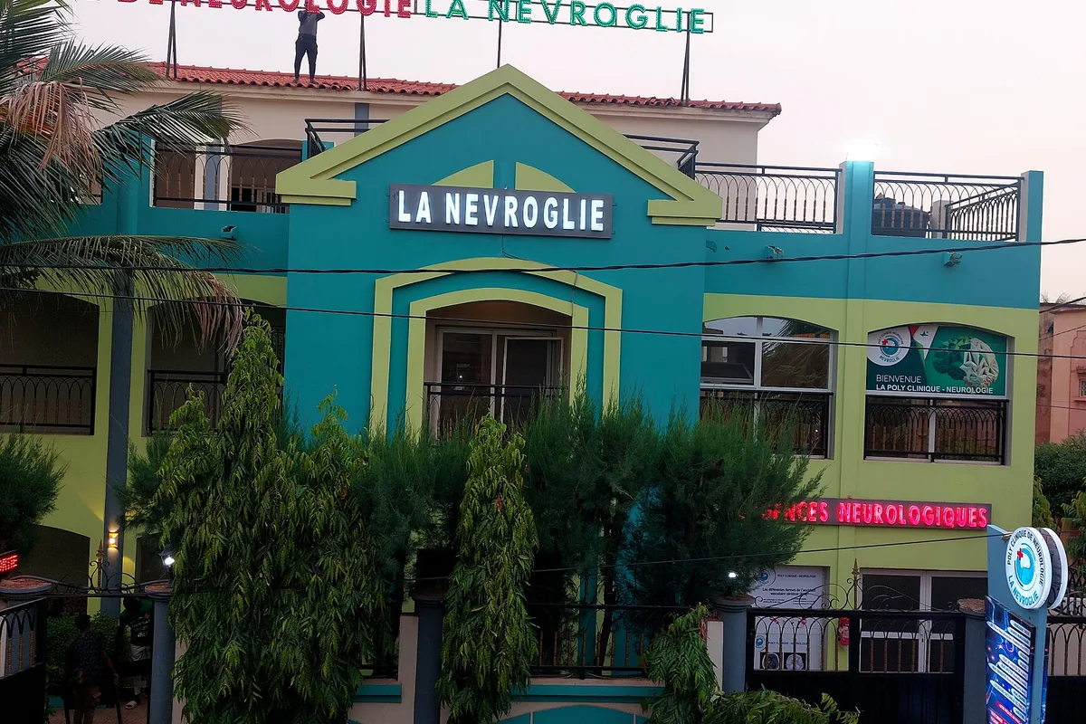 Façade de la Polyclinique La Névroglie